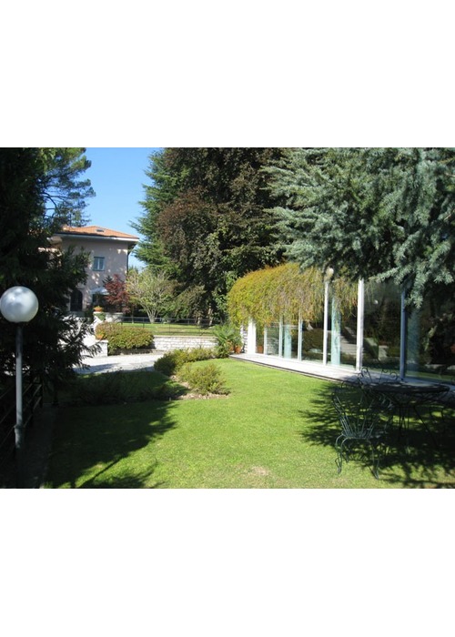 Stupenda villa vicino lago di Como e Lugano.