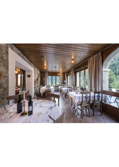 In Svizzera raffinato chalet di montagna, a destinazione ricettiva.