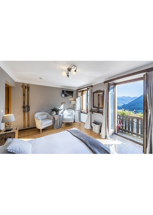 In Svizzera raffinato chalet di montagna, a destinazione ricettiva.