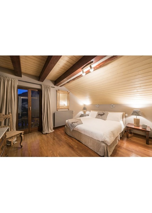 In Svizzera raffinato chalet di montagna, a destinazione ricettiva.