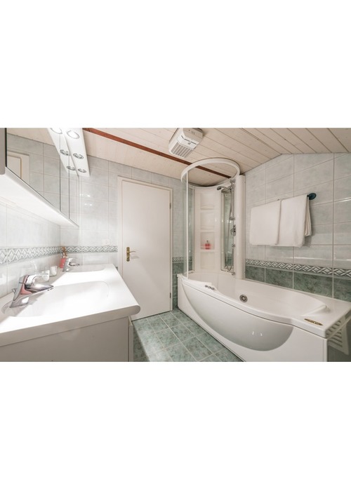 In Svizzera raffinato chalet di montagna, a destinazione ricettiva.