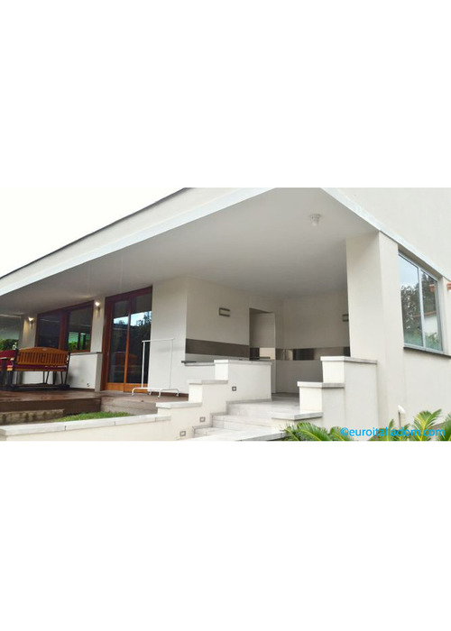 Moderna e lussuosa villa con piscina vicino mare di Tirrenia.