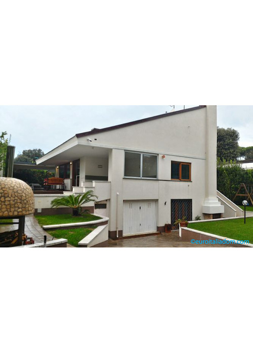 Moderna e lussuosa villa con piscina vicino mare di Tirrenia.