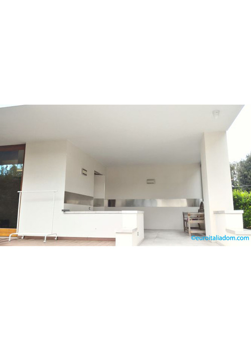 Moderna e lussuosa villa con piscina vicino mare di Tirrenia.