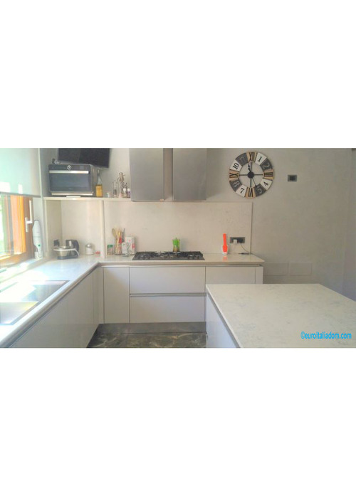 Moderna e lussuosa villa con piscina vicino mare di Tirrenia.